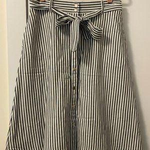 LOFT White and grey striped snap front skirt Side pockets belt included. NWT